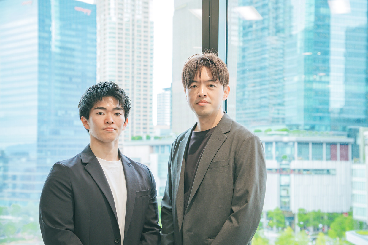 グラングリーン大阪を望むオフィスのbundlyzeの2人